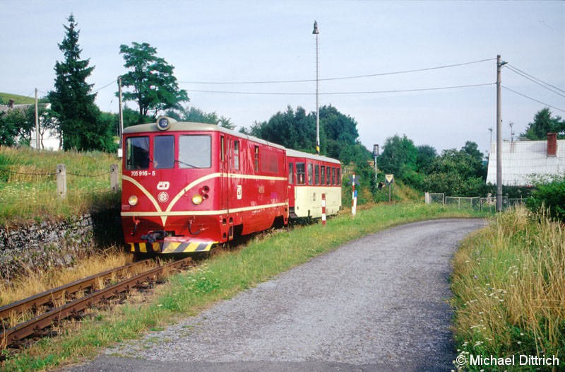 705 916 noch einmal in Tremesna bei der Einfahrt.