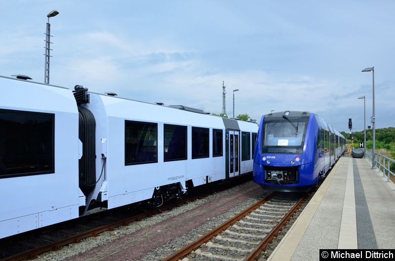 Bild: 620 409/621 409/620 909 wird weggestellt. Er wird gegen den 620 407/621 407/620 907 ausgetauscht.

Der Zug wird bei der Ostdeutschen Eisenbahn getestet.
