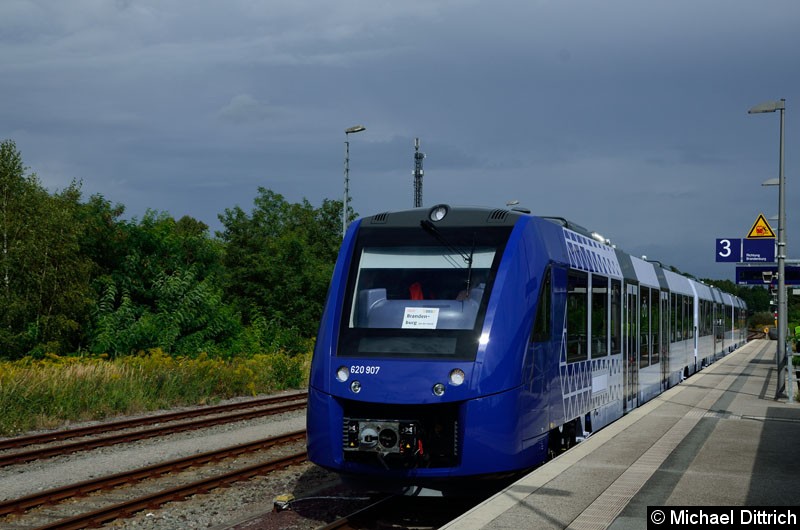 Bild: 620 407/621 407/620 907 wurde gegen den 620 407/621 407/600 907 getauscht und steht nun als RB 51 zur Abfahrt in Rathenow bereit.

Der Zug wird bei der Ostdeutschen Eisenbahn getestet.