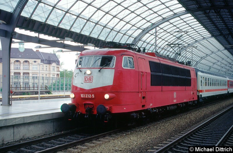 Bild: 103 232 in Berlin-Spandau, am Haken hat sie den IR 2731 nach Flensburg.