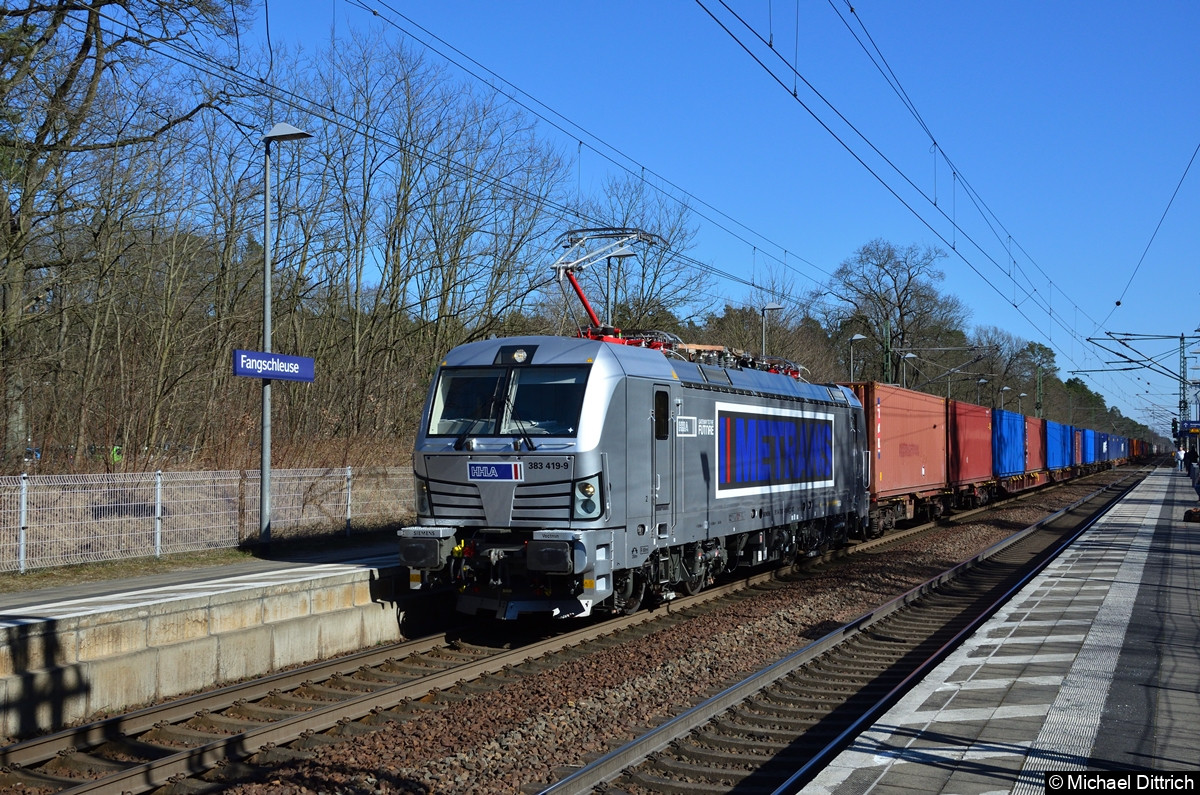 Bild: 383 419 mit einem Güterzug bei der Durchfahrt in Fangschleuse.