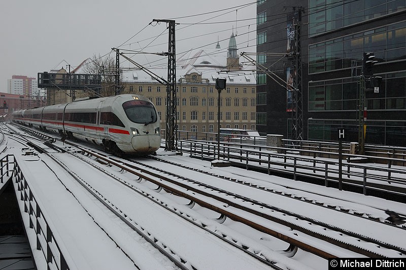 Bild: Diesel-ICE 605 018 kurz vor dem Bahnhof Berlin Alexanderplatz.