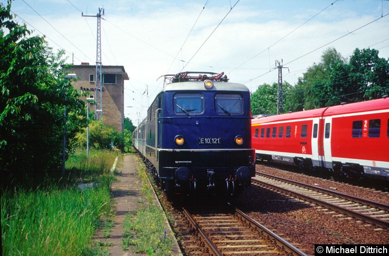 Bild: E10 121 fährt mit einem Sonderzug durch den Bahnhof Saarmund.