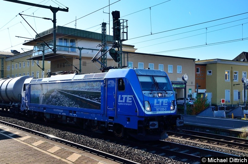 187 930 mit einem Güterzug bei der Durchfahrt in Fulda.
