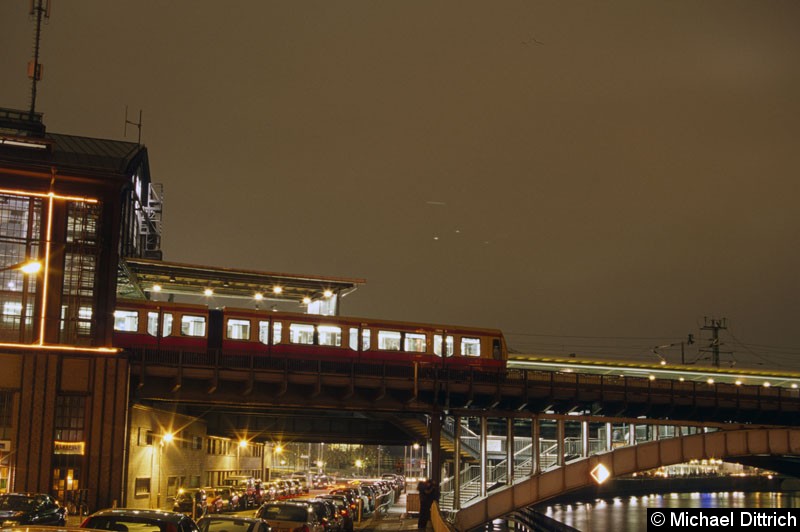Bild: Ein Zug der Baureihe 481 steht im Bahnhof Friedrichstraße.