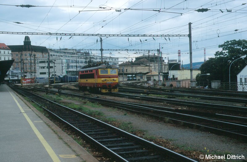 Bild: Als einzelne Lok kommt hier die 242 233 aus Brno hl. n.