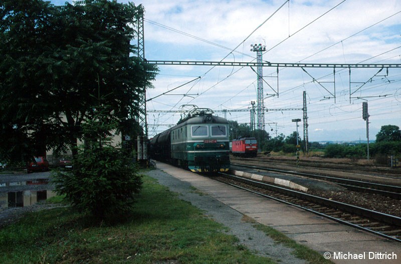 Bild: 122 047 im Bahnhof Vsetely, im Hintergund die 180 008 der DB AG.