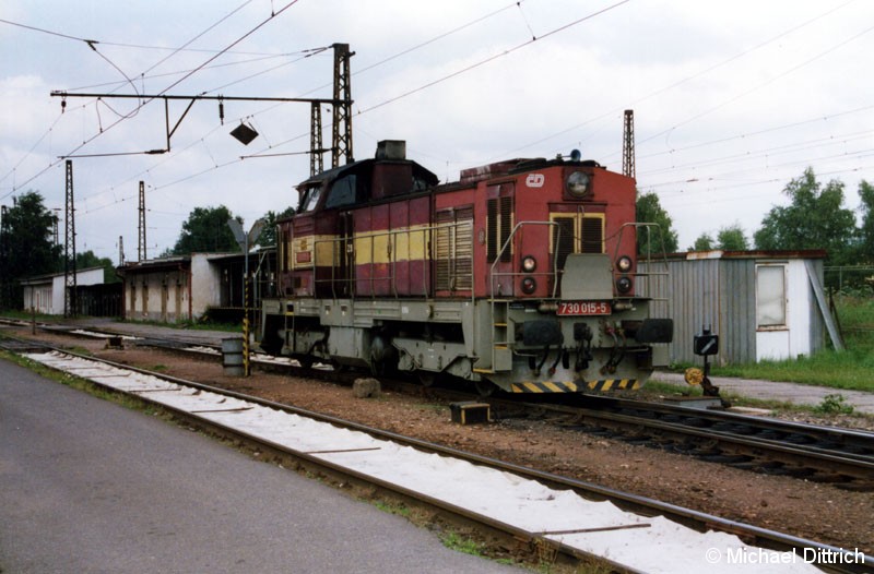 Bild: Auf dem Weg zum tanken ist die 730 015.