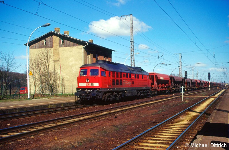 Bild: 232 497 durchquert mit einem Güterzug den Bahnhof Priort auf dem Berliner Außenring.