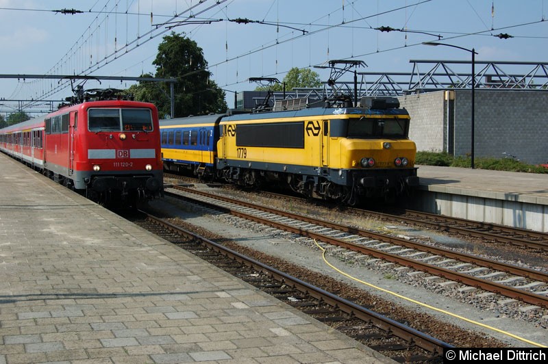 Bild: 111 120 (DB Regio) auf dem Weg nach Hamm (Westf). 
Rechts daneben die 1779 (NS) als IC nach Den Haag.