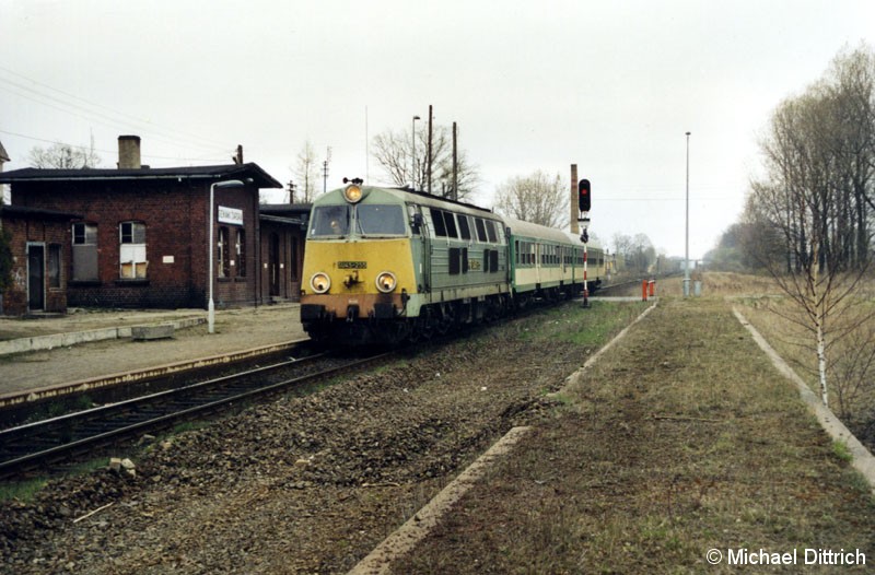 Bild: SU45-255 war unser erstes Objekt, das wir fotografierten. 
Hier fährt sie mit dem Os 88121 in den Bahnhof Sieniawa Zarska ein.