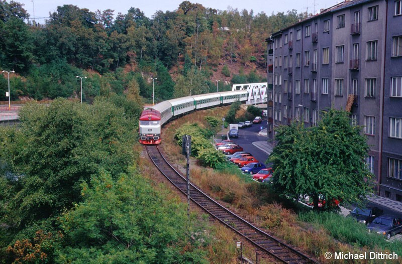 Bild: In Karlovy Vary trafen wir mitten in der Stadt die 749 039 an.