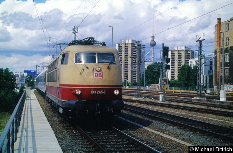 Bild: 103 245 am IR 2543 bei der Einfahrt in Berlin Ostbahnhof.