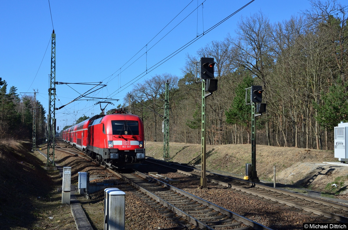 182 007 als RE 1 auf dem Weg nach Frankfurt (Oder) kurz vor der Einfahrt in Fangschleuse.