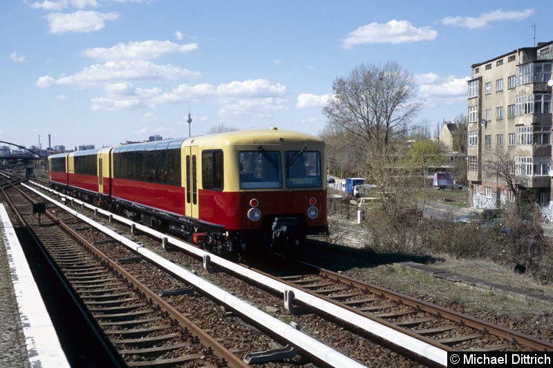 Bild: Die Panorama-S-Bahn auf der Nordkurve am Bahnhof Ostkreuz.