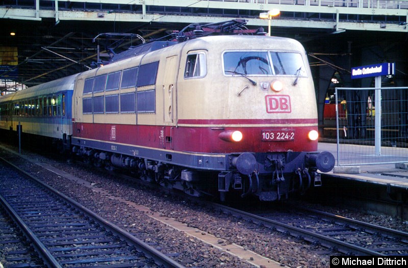Bild: Mit dem IR 2008 kam auch die 103 224 in Berlin Ostbahnhof an.