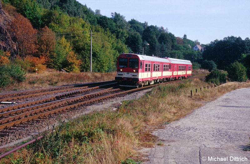 Bild: Hier ist der 943 004 als R 830 zu sehen, wie er auf Vojkovice n/Ohri zufährt.