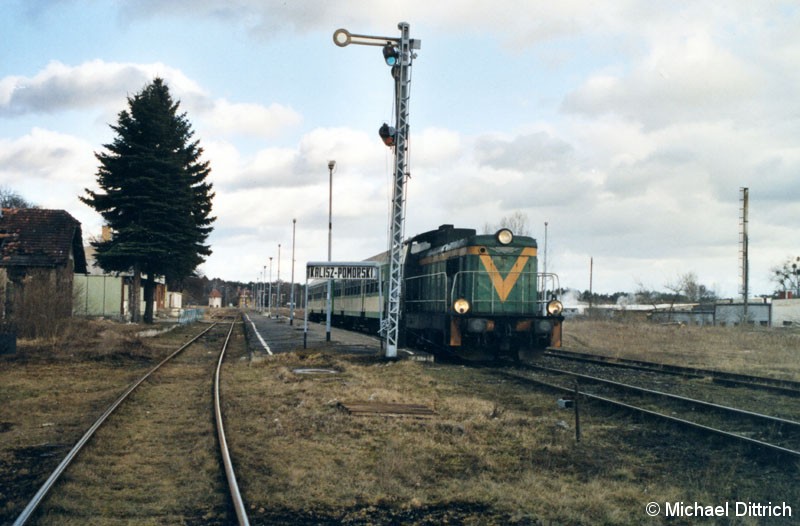 Bild: Nun ist auch die Lok wieder da und der Personenzug nach Stargard Szcz. bereit zur Abfahrt.