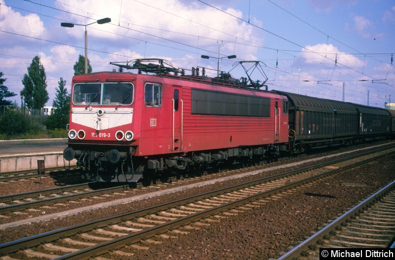 Bild: Mit einem Güterzug machte die 155 019 in Flughafen Berlin-Schönefeld eine kleine Pause.