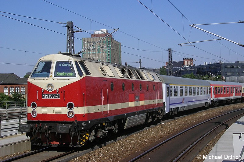 Bild: 119 158 mit einem Sonderzug aus Warschau bei der Einfahrt in Berlin Hbf.