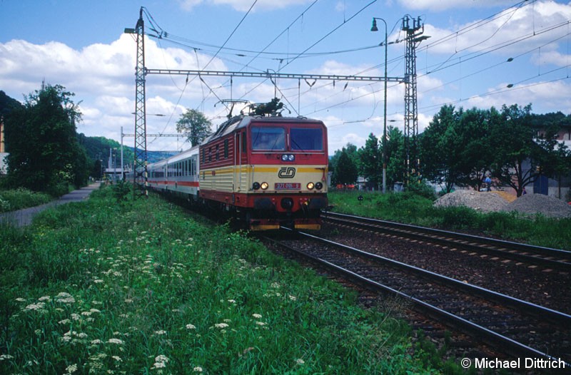 Bild: Mit dem EC 173 kam die 371 015 in Dobkovice durch.