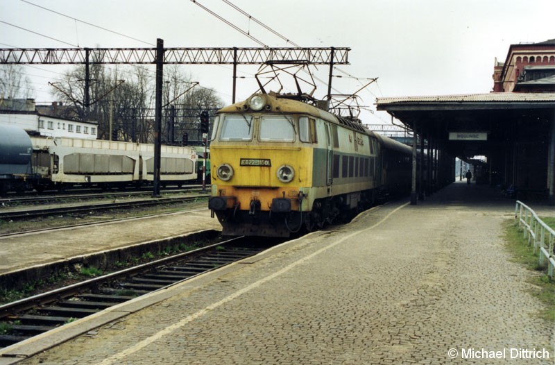 Bild: ET 22-1150 vor dem Os 542 in Wegliniec.
Die ET 22 ist eigentlich eine Güterzuglok.