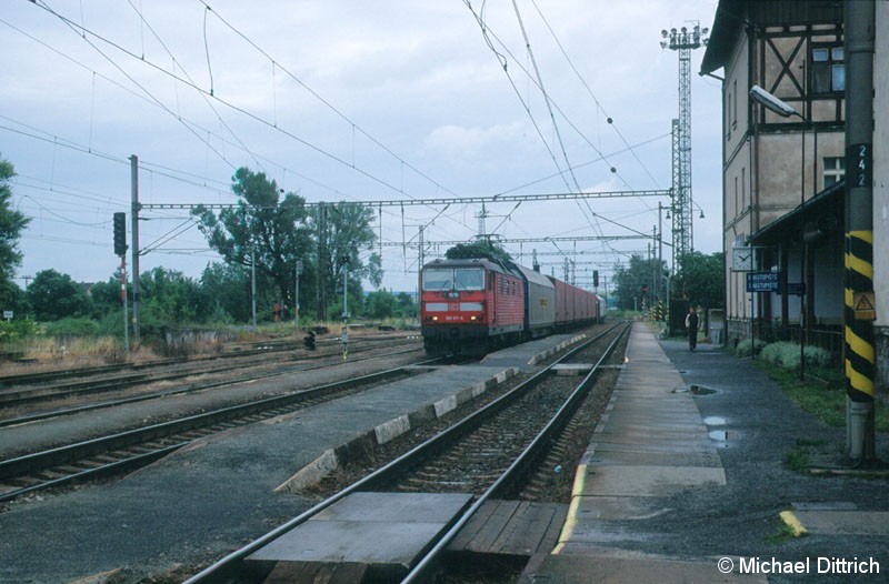 Bild: 180 017 mit einem Güterzug in Vsetaty.