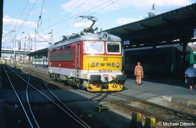 Bild: In Plzen trafen wir dann noch die 242 242 an, von wir dachten sie wäre die einzigste mit Einholmbügel ...