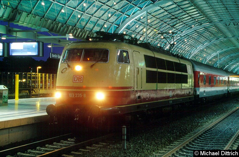 Bild: 103 235 am Nz 242 im Bahnhof Berlin-Spandau.