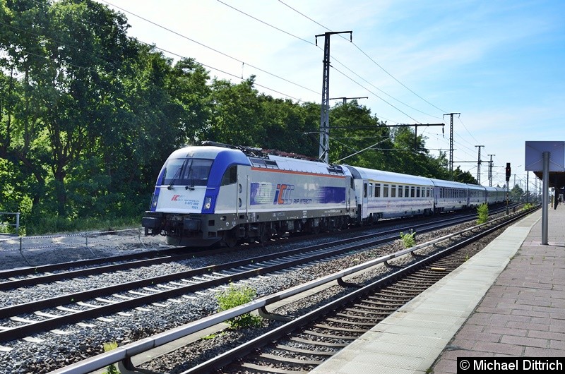 370 002 (der PKP) am ehemaligen Regionalbahnsteig Karlshort mit dem EC47 auf dem Weg nach Warschau.