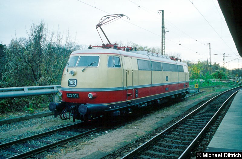 Bild: Abgestellt auf ihren Einsatz wartet die E03 001 in Erfurt Hbf.