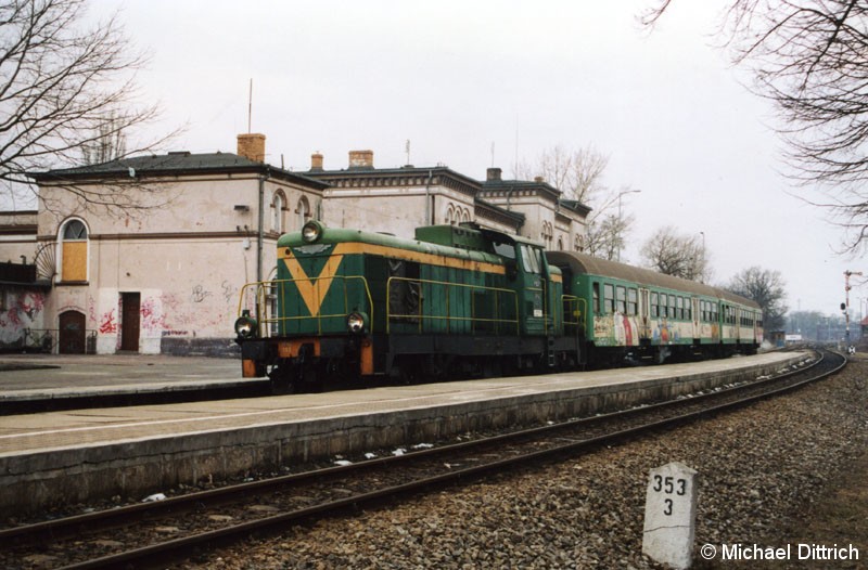 Bild: Die SP 42-151 ist zum Bahnhof vorgezogen und wartet nun auf Ihre Abfahrtzeit.