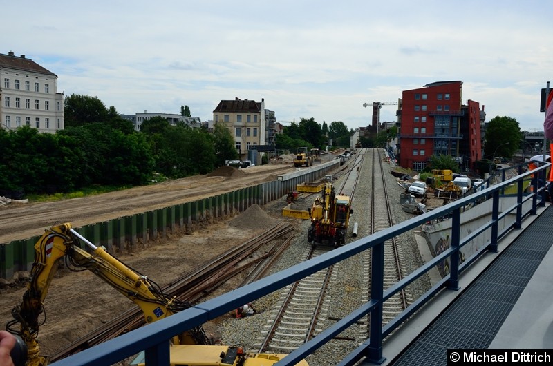 Bild: Da die S-Bahn an der Stelle tiefer geht als die Regionalbahn, musste eine Wand aufgestellt werden.