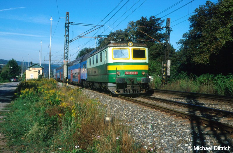 Bild: Hier noch einmal die 141 018 in Karlstejn mit ihrem Leerzug.