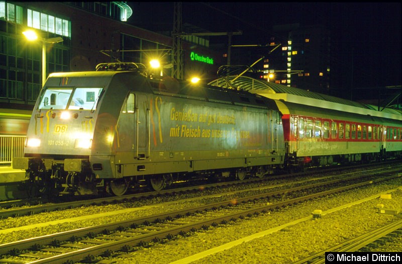 Bild: Noch mit Baureihe 101 wurde am 26.07.2001 der Nz 1948 bespannt, danach übernahm die Baureihe ein letztes mal diese Leistung.
Hier die 101 055 in Berlin Ostbahnhof.