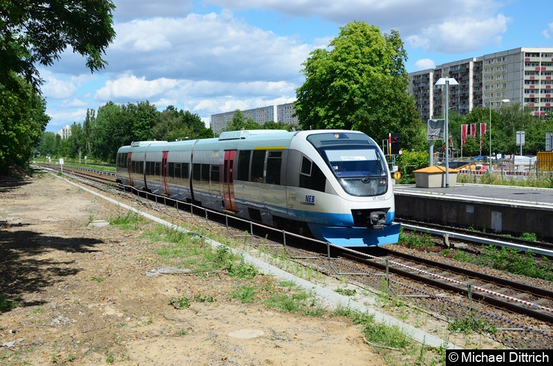 Bild: Der VT 0003 durcheilt als RB25 den Bahnhof Marzahn. Aufgenommen wurde das Bild von einem neuen Zugang der dort errichtet wurde.