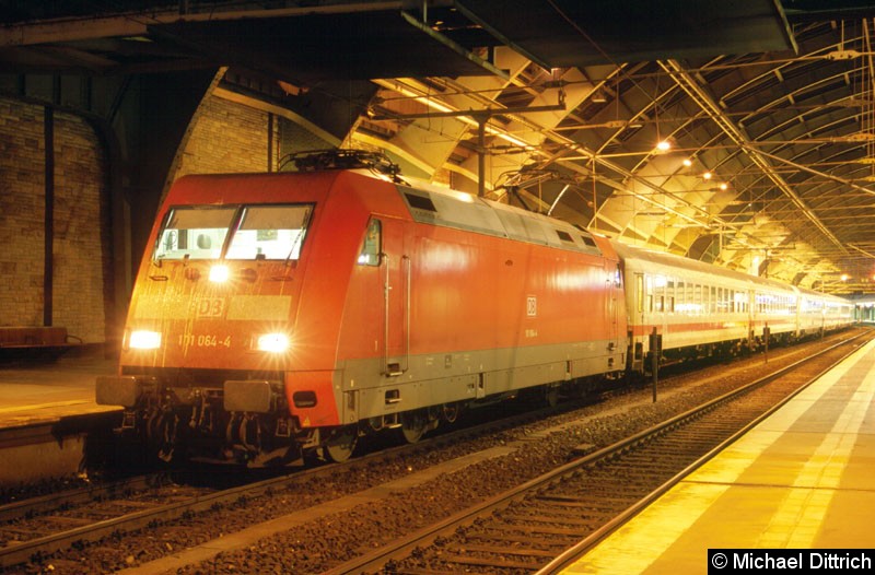Bild: 101 064 hat mit seinem IC den Ostbahnhof in Berlin erreicht.