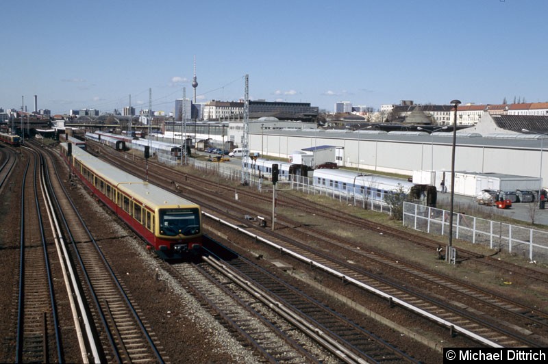Bild: 481 352 als Linie S75 kurz vor der Monumentenbrücke.