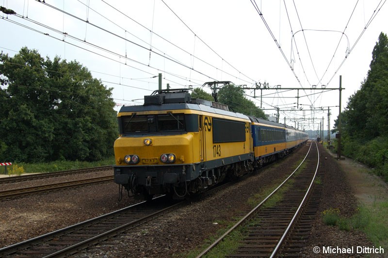 Bild: 1743 als IC von Venlo nach Den Haag in Brelik.
