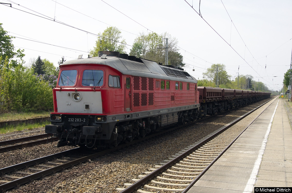 Bild: 232 283 wendet mit einem Güterzug in Hohenneuendorf West.