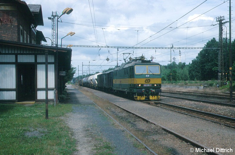 Bild: 163 096 bei der Durchfahrt in Stare Boleslav.