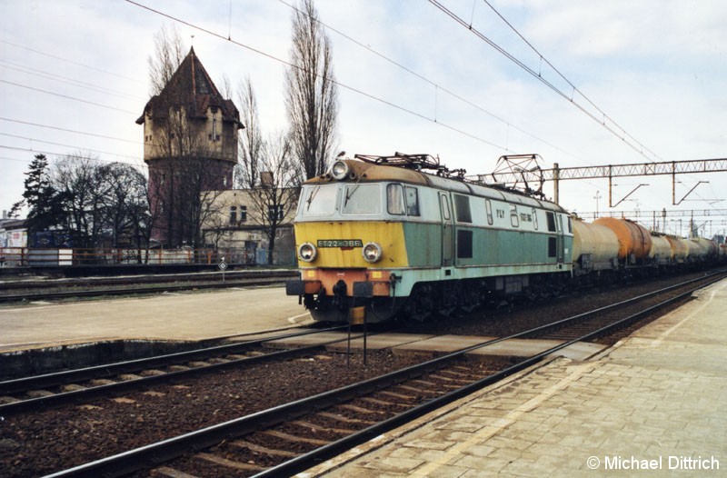 Bild: ET22-386 durchquert mit einem Güterzug den Bahnhof Stargard Szcz.