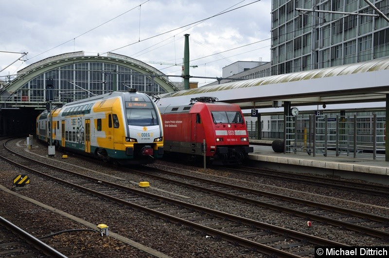 Bild: 445 106 als RE 2 überholt den IC nach Amsterdam über das Gleis 4 vom Ostbahnhof.