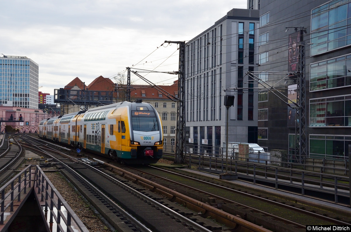 Bild: 445 100 als RE8 auf dem Weg nach Wittenberge bei der Einfahrt in den Bahnhof Alexanderplatz.