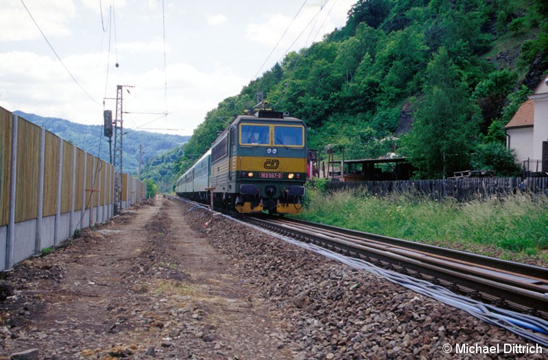 Bild: Auf dem Weg in Richtung Decin ist dieser Zug, gezogen von der 163 087.