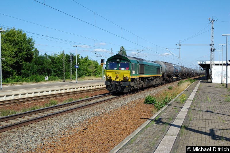 Bild: Mit einem Güterzug kommt hier die DE63 in Nauen durchgefahren.
