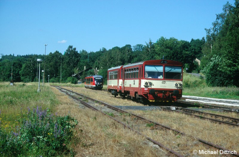 Bild: 810 324 steht in Vejprty, der Grenze zu Deutschland. 
Im Hintergrund der Desiro 642 696.