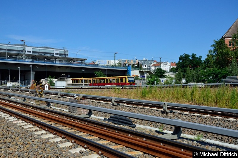 Bild: Der Pendelzug ist der letzte S-Bahnzug der am zukünftigen Regionalbahnsteig hält. Ab 21. August 2017 ist dieses Kapitel dann auch beendet.
Ab Dezember 2018 halten dann dort die Regionalbahnen aus Lichtenberg.