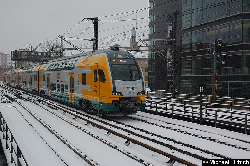 Bild: ET 445.113 als RE2 bei der Einfahrt in Alexanderplatz.