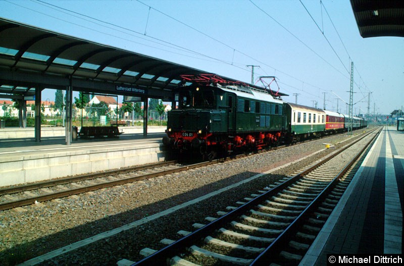 Bild: Einen Sonderzug zieht hier die E04 01 nach Lutherstadt Wittenberg. 
Es war ihre letzte Fahrt, sie wurde am selben Tag im Bw Lu Wittenberg abgestellt.